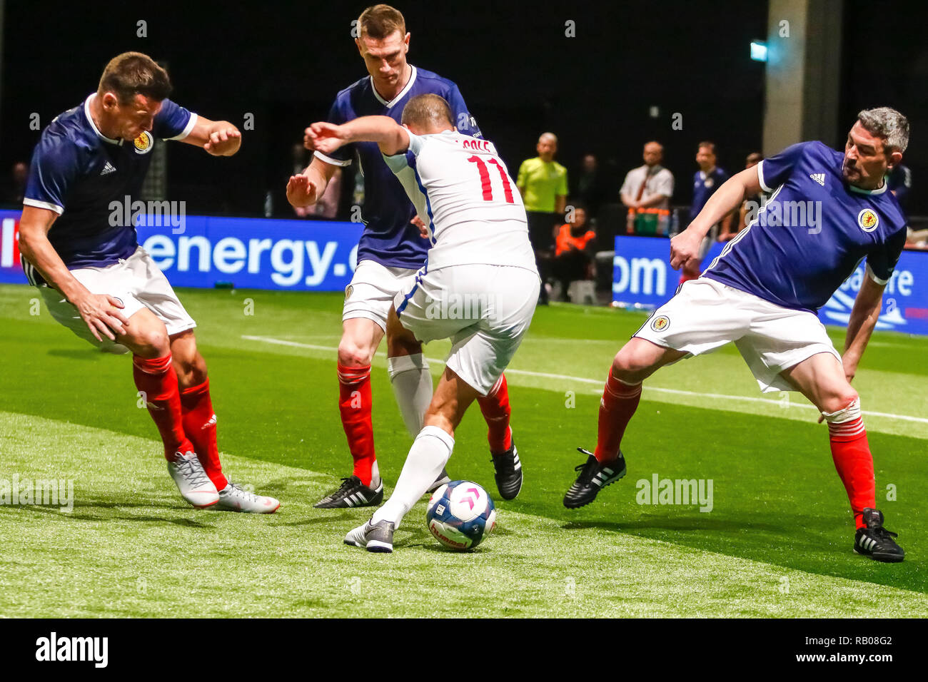 Glasgow, Regno Unito. 5° gennaio 2019. Azione dal giorno 2 della stella FansBet Sixes Torneo di SSE Idro in Glasgow. Il gioco 6 - Inghilterra vs Scozia Joe Cole si trova di fronte a un muro di blu come la Scozia di mettere più uomini dietro la palla per proteggere il loro conduttore durante la stella Sixes nel torneo di Glasgow Credit: Colin Poultney/Alamy Live News Foto Stock