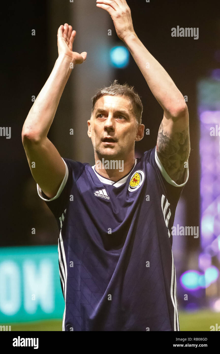 Glasgow, Regno Unito. 5° gennaio 2019. Azione dal giorno 2 della stella FansBet Sixes Torneo di SSE Idro in Glasgow. Il gioco 6 - Inghilterra vs Scozia Don Hutchison applaude i tifosi durante la stella Sixes nel torneo di Glasgow Credit: Colin Poultney/Alamy Live News Foto Stock