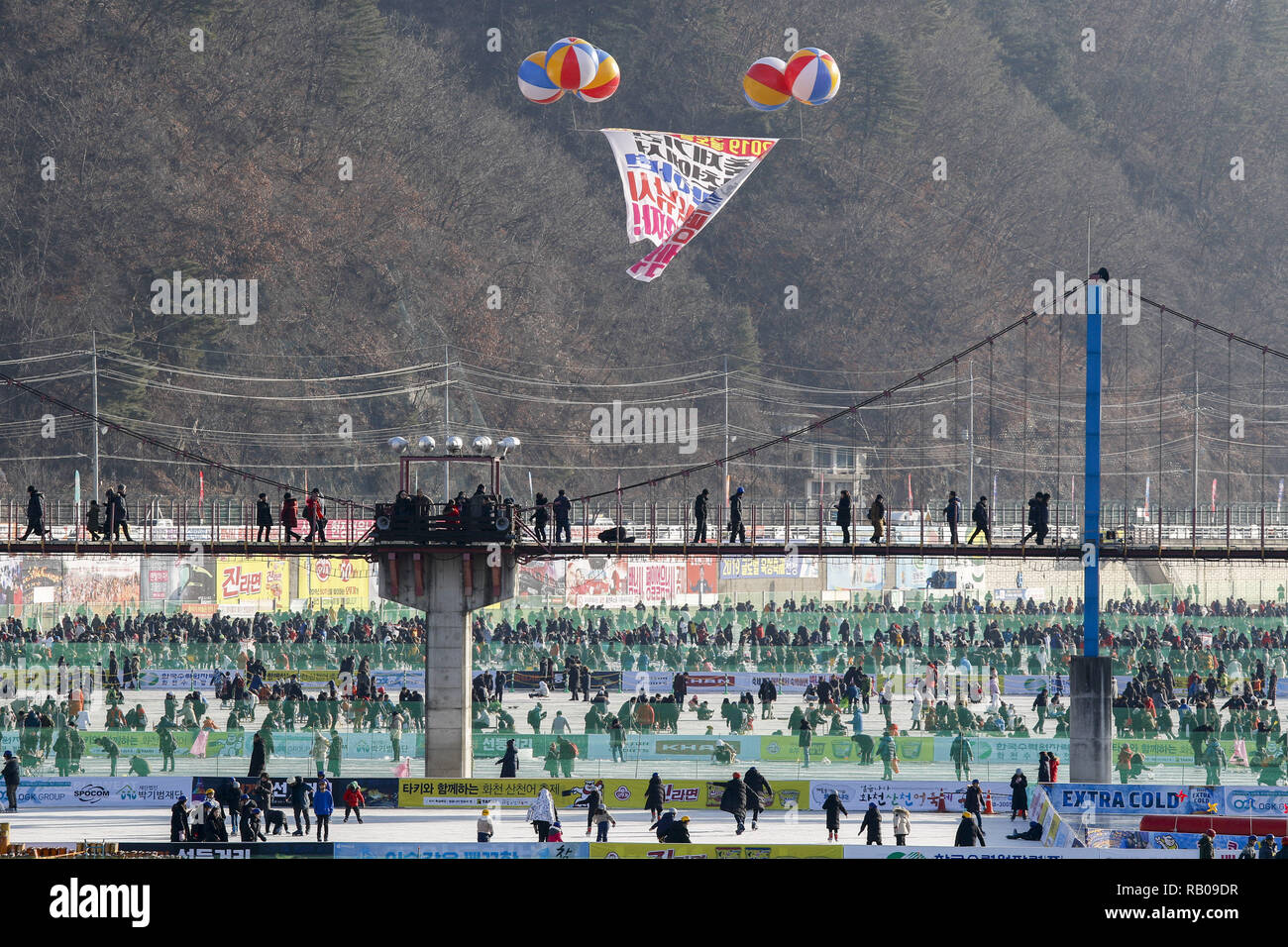 Hwacheon, Corea del Sud. Gen 5, 2019. Il 5 gennaio 2019-Hwacheon, Sud Korea-Visitors linee di colata attraverso fori praticati nella superficie di un fiume congelato durante una trota la cattura del concorso in Hwacheon, Corea del Sud. Il concorso è parte di un annuale festival di ghiaccio che richiama oltre un milione di visitatori ogni anno. Credito: Ryu Seung-Il/ZUMA filo/Alamy Live News Foto Stock