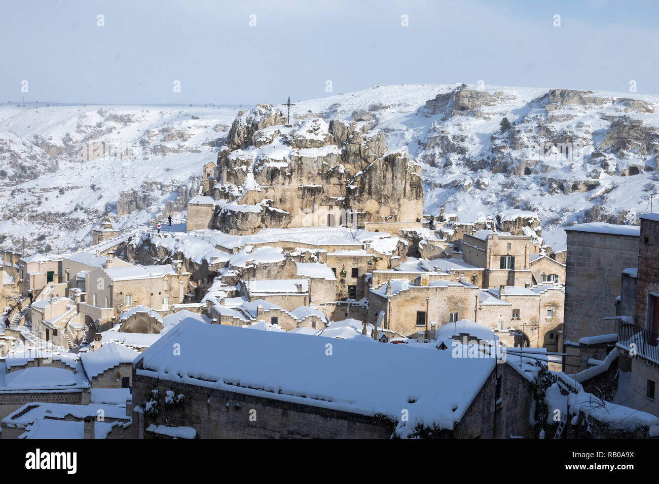 Santa Maria di Idris chiesa vista coperto da neve dopo una lunga nevicata quando il sole splende sulla neve-coperta di sassi di matera, facendo una bella cartolina del capitale europea della cultura 2019. Foto Stock