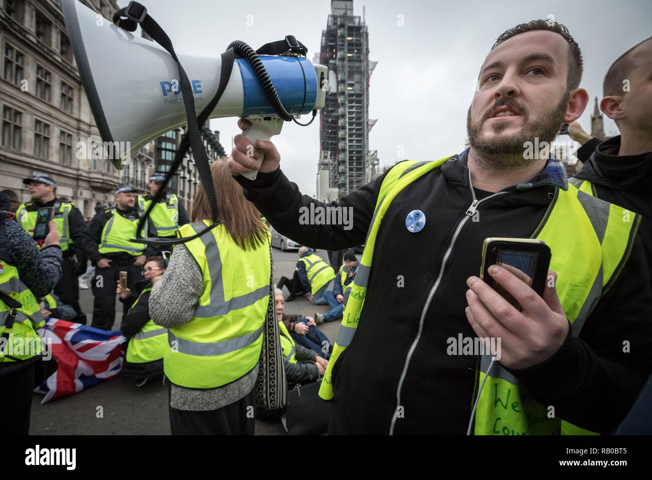 Londra, Regno Unito. Dal 5 gennaio 2019. Pro-Brexit manifestanti chiedendo loro il 'giallo gilet UK " blocco del movimento strade e traffico di Westminster. Credito: Guy Corbishley/Alamy Live News Foto Stock