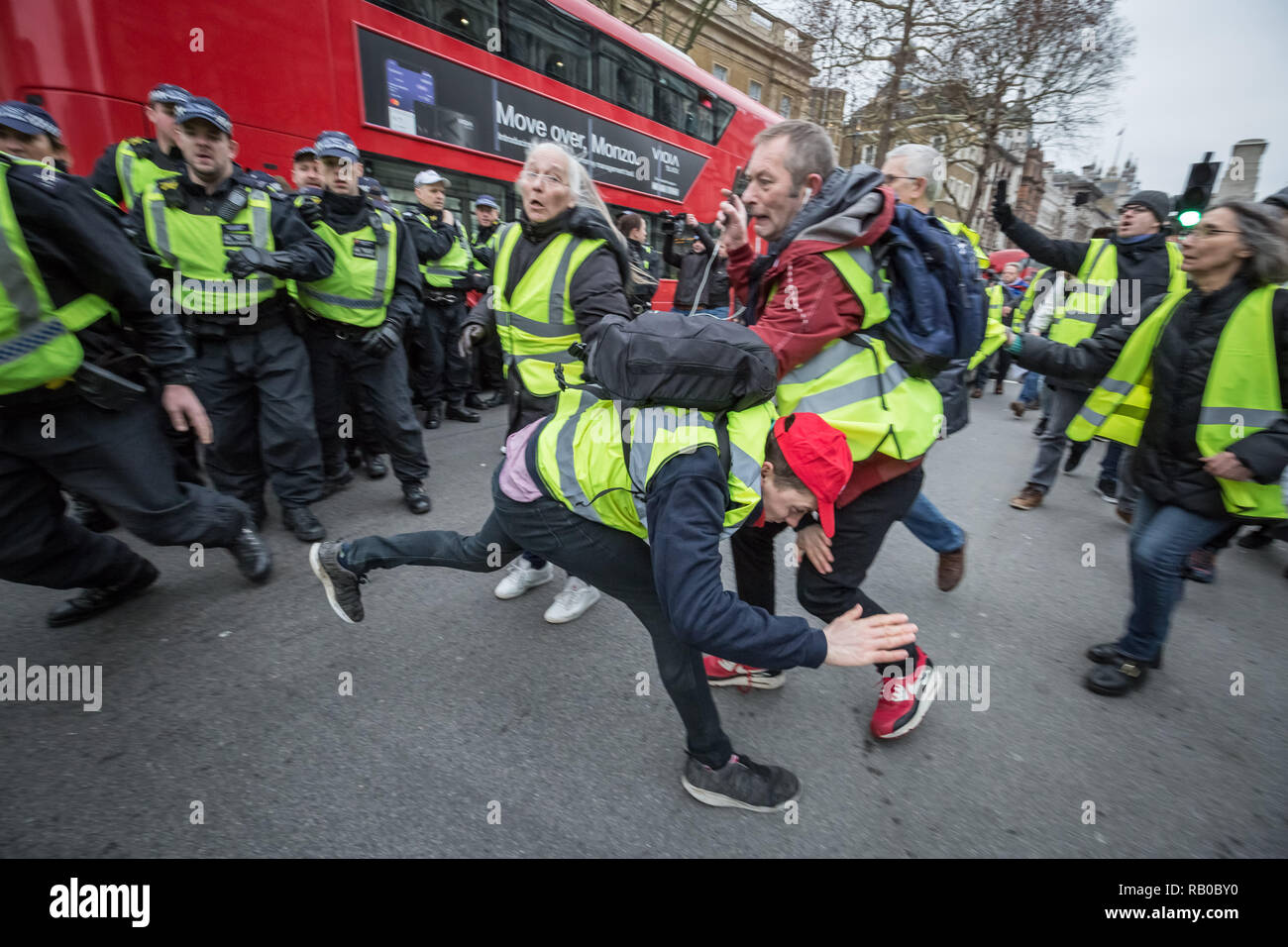 Londra, Regno Unito. Dal 5 gennaio 2019. Pro-Brexit manifestanti chiedendo loro il 'giallo gilet UK " blocco del movimento strade e traffico di Westminster. Credito: Guy Corbishley/Alamy Live News Foto Stock
