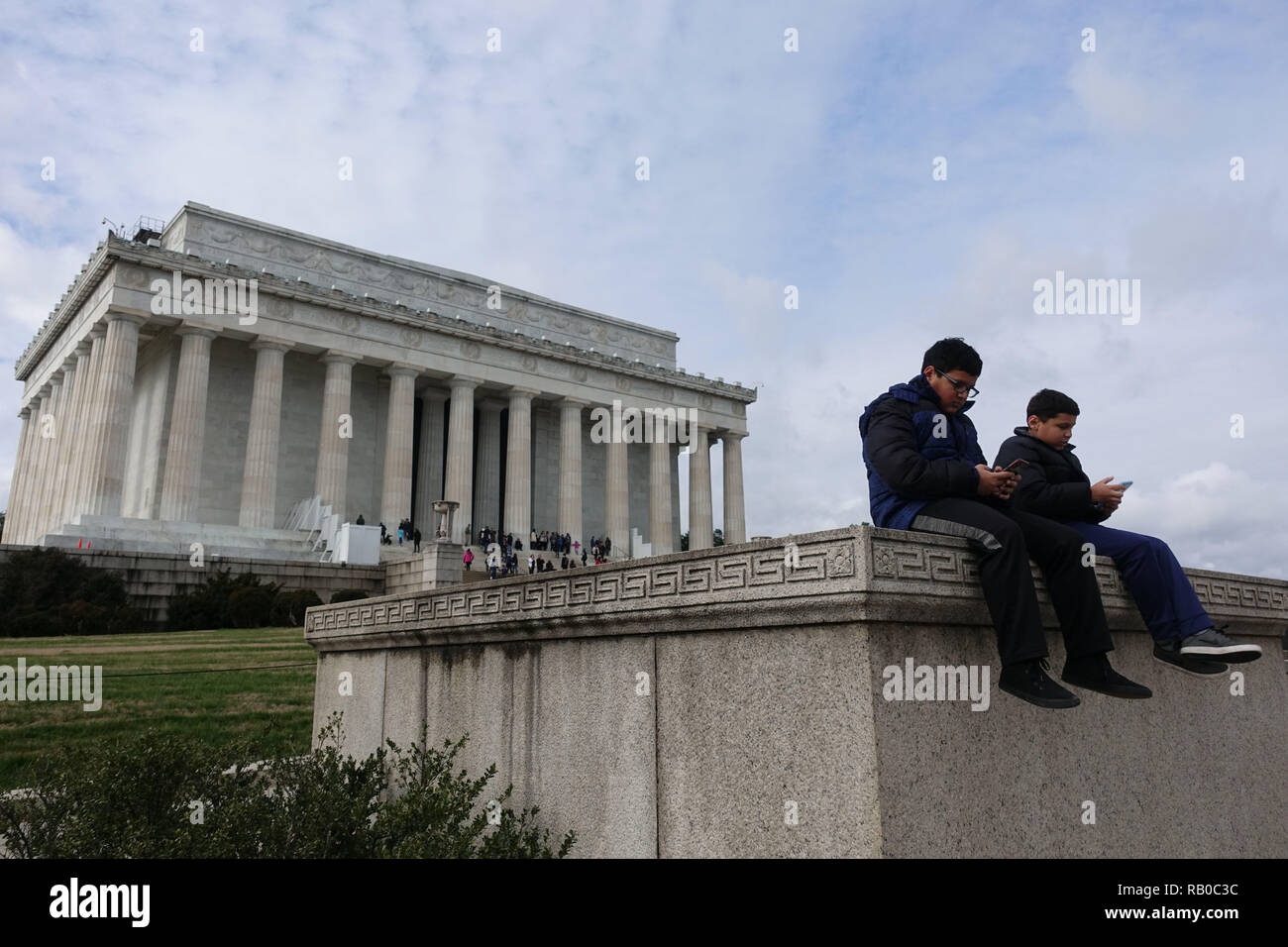 Washington, Stati Uniti d'America. Gen 5, 2019. Foto scattata il 5 gennaio, 2019 mostra il Lincoln Memorial a Washington, DC, Stati Uniti. Stati Uniti Presidente Donald Trump è esigente di oltre 5 miliardi di dollari in sicurezza alle frontiere per consegnare la sua firma campagna promessa di costruire un muro lungo gli Stati Uniti sud del confine con il Messico, che ha fermamente respinto dai democratici. Il loro disaccordo ha portato a un bilancio impasse e di una parziale chiusura del governo, che entra nel suo quindicesimo giorno sabato. Credito: Liu Jie/Xinhua/Alamy Live News Foto Stock
