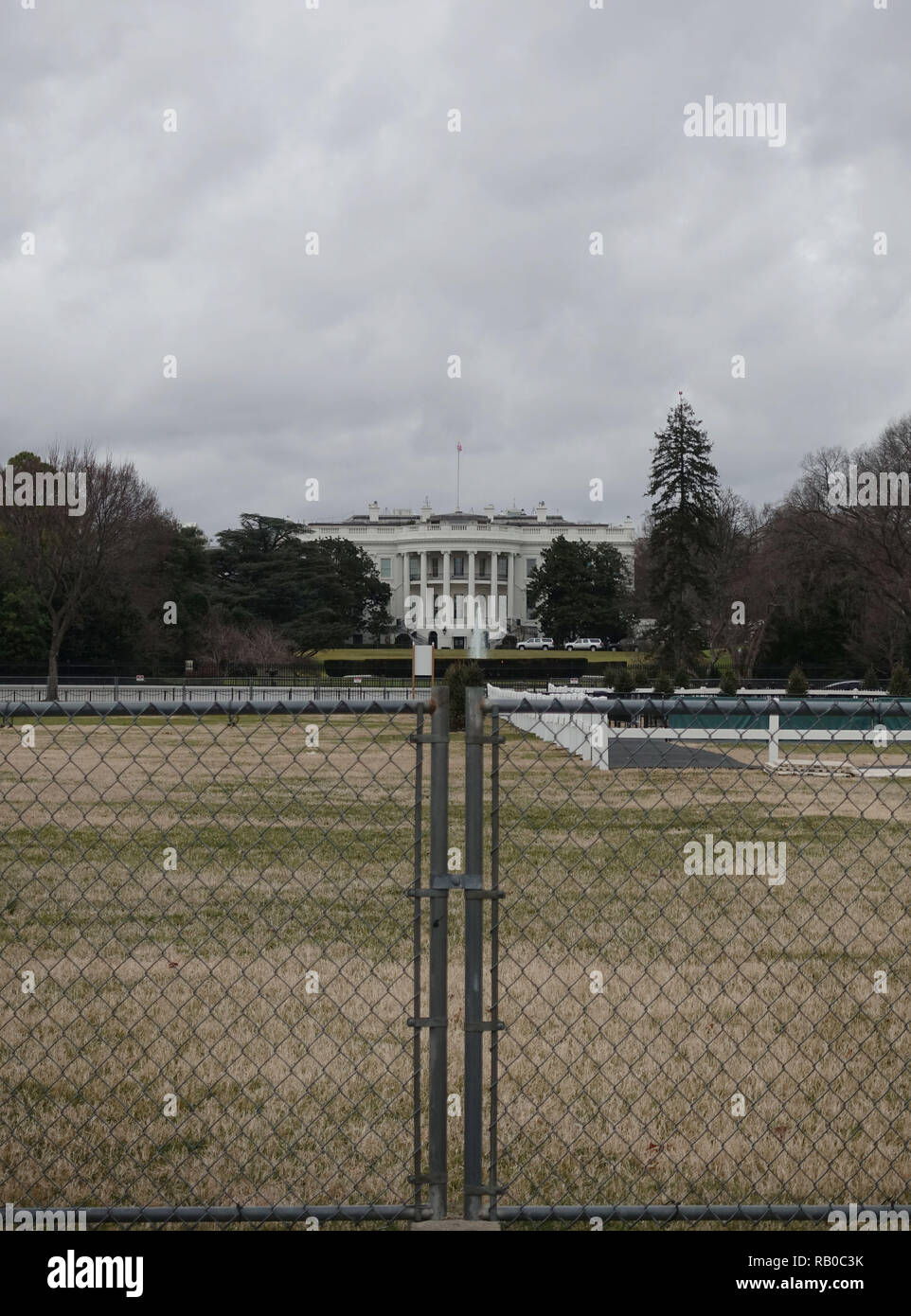 Washington, Stati Uniti d'America. Gen 5, 2019. Foto scattata il 5 gennaio, 2019 mostra la Casa Bianca di Washington, DC, Stati Uniti. Stati Uniti Presidente Donald Trump è esigente di oltre 5 miliardi di dollari in sicurezza alle frontiere per consegnare la sua firma campagna promessa di costruire un muro lungo gli Stati Uniti sud del confine con il Messico, che ha fermamente respinto dai democratici. Il loro disaccordo ha portato a un bilancio impasse e di una parziale chiusura del governo, che entra nel suo quindicesimo giorno sabato. Credito: Liu Jie/Xinhua/Alamy Live News Foto Stock