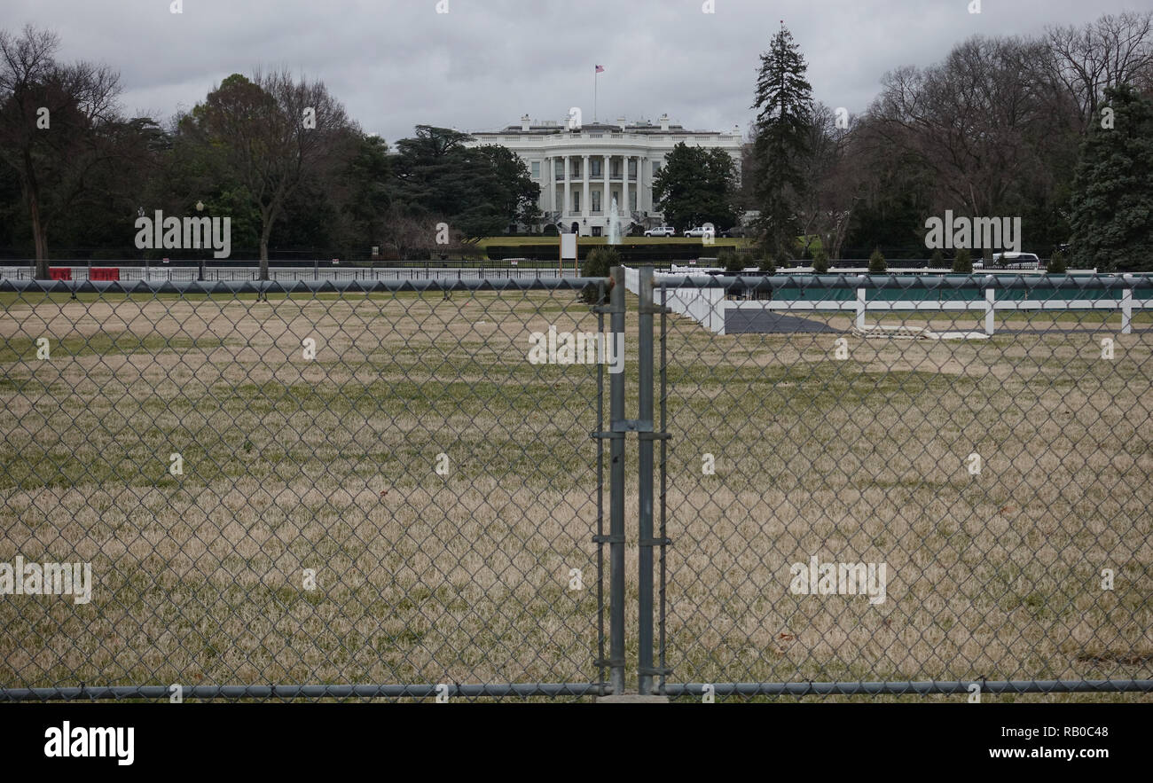 Washington, Stati Uniti d'America. Gen 5, 2019. Foto scattata il 5 gennaio, 2019 mostra la Casa Bianca di Washington, DC, Stati Uniti. Stati Uniti Presidente Donald Trump è esigente di oltre 5 miliardi di dollari in sicurezza alle frontiere per consegnare la sua firma campagna promessa di costruire un muro lungo gli Stati Uniti sud del confine con il Messico, che ha fermamente respinto dai democratici. Il loro disaccordo ha portato a un bilancio impasse e di una parziale chiusura del governo, che entra nel suo quindicesimo giorno sabato. Credito: Liu Jie/Xinhua/Alamy Live News Foto Stock