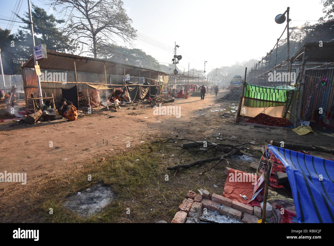 Kolkata, India. 6 gennaio, 2019. Sadhus e pellegrini sono visti al Gangasagar mela camp di transito sul loro modo per l'annuale festival indù al Gangasagar a fare un tuffo alla confluenza del fiume Gange e il golfo del Bengala, sulla prossima occasione del Makar Sankranti sulla metà di gennaio. Credito: Biswarup Ganguly/Alamy Live News Foto Stock