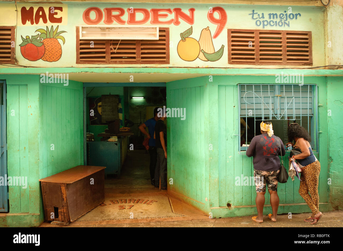 Una frutta e verdura shop sulle strade di Havanna, Cuba Foto Stock