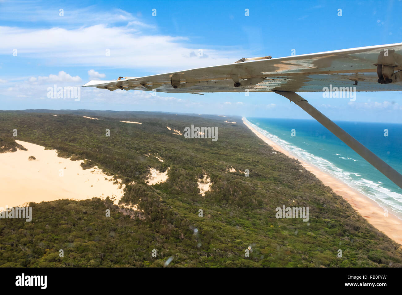 Vista di settanta cinque miglia di spiaggia / 75 miglia di spiaggia su Fraser Island da dentro un piano / dal di sopra (Queensland, Australia) Foto Stock