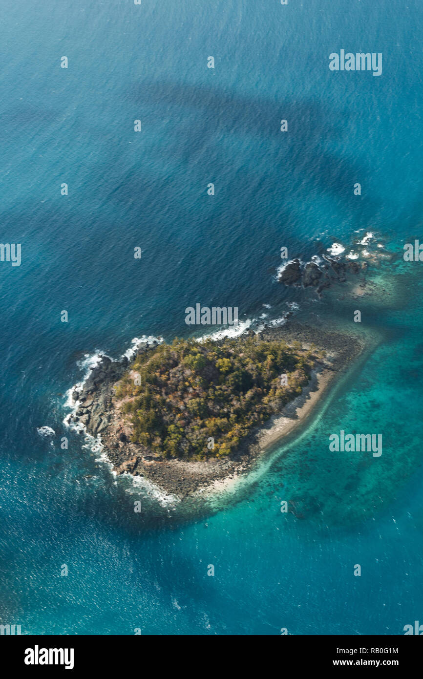 Abbandonato piccola isola come parte delle Isole Whitsunday, macchiato dal di sopra in una plance vicino a Airlie Beach (Queensland, Australia) Foto Stock