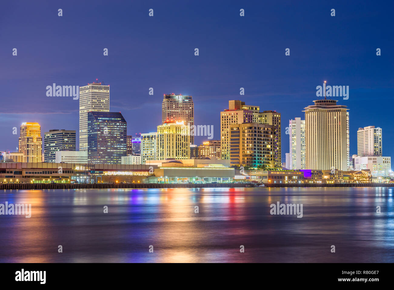 New Orleans, Louisiana, Stati Uniti d'America downtown skyline della città sul fiume Mississippi. Foto Stock