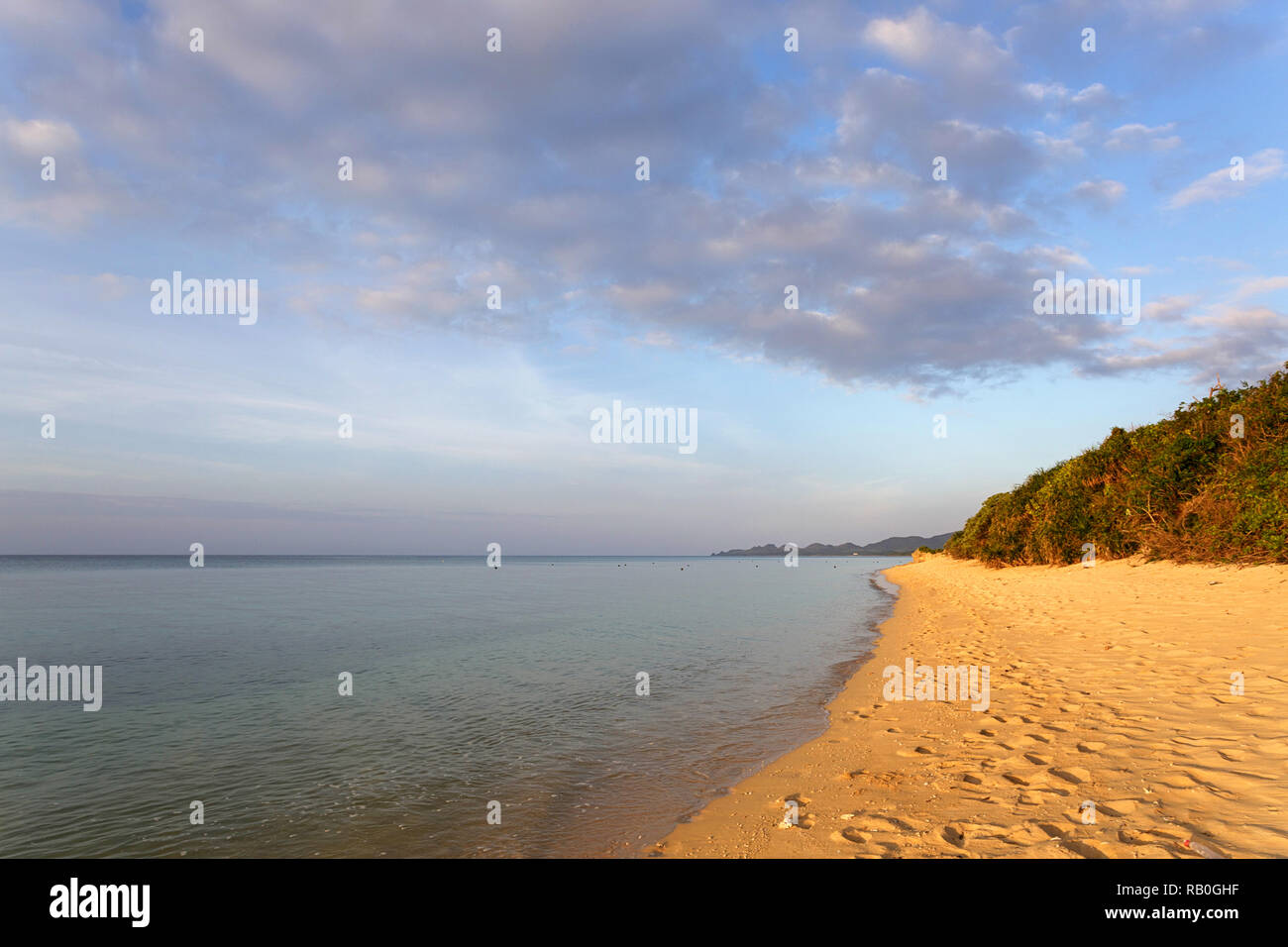 Tramonto sull'isola.spiaggia sabbiosa al tramonto. Foto Stock