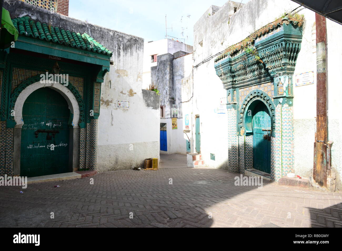 Un vicolo nella città marocchina di Tangeri è uno Dei luoghi turistici più famosi del Marocco Foto Stock