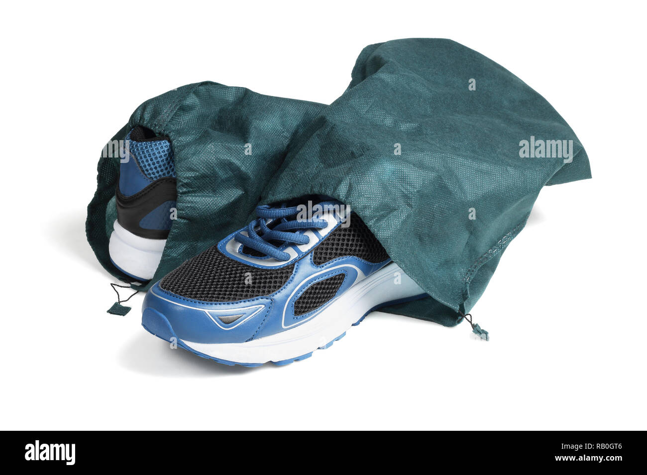 Coppia di scarpe da jogging in sacchetti di Drawstring su sfondo bianco Foto Stock