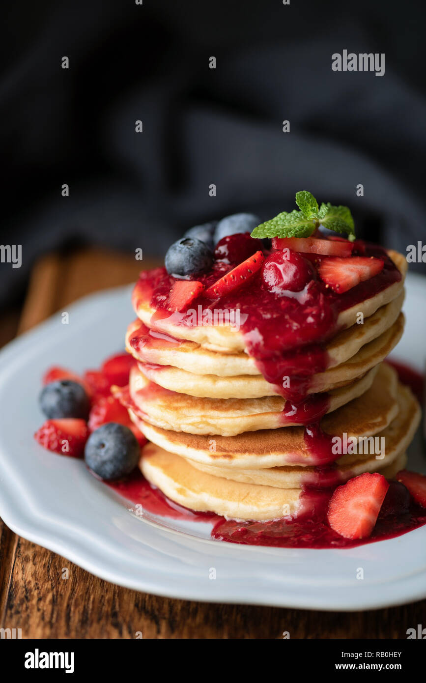 Pila di pancake con dolce e salato salsa di frutti di bosco. Vista ingrandita, il fuoco selettivo Foto Stock