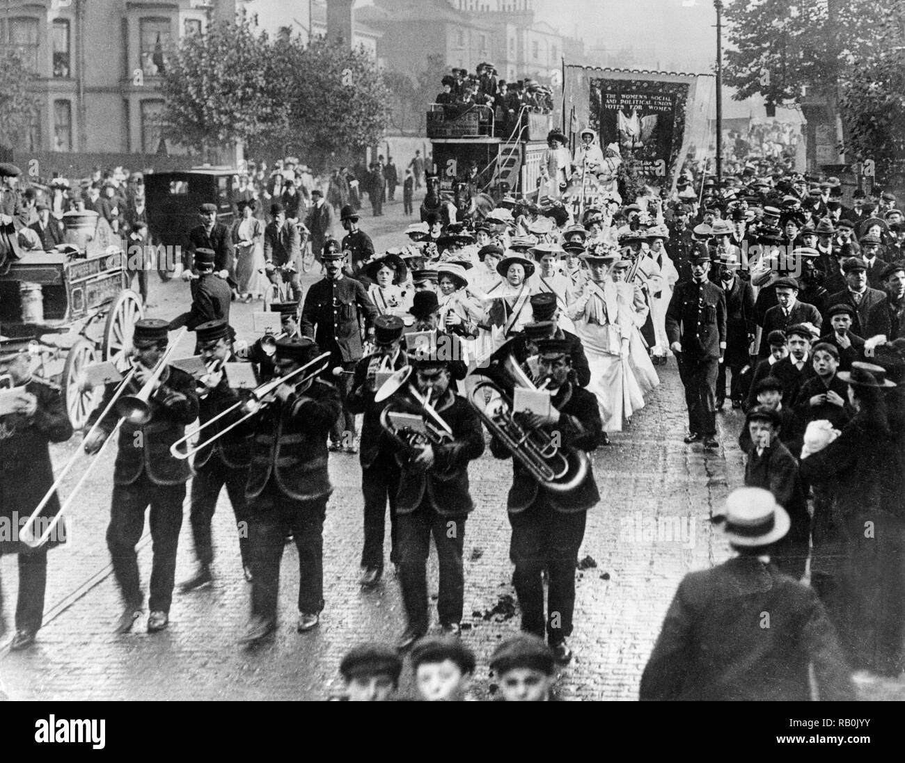 Una dimostrazione di marzo dai membri delle donne del sociale e l'Unione politica a Londra, circa 1913. I membri del movimento delle Suffragette, vestita di bianco, portano la dimostrazione. Foto Stock