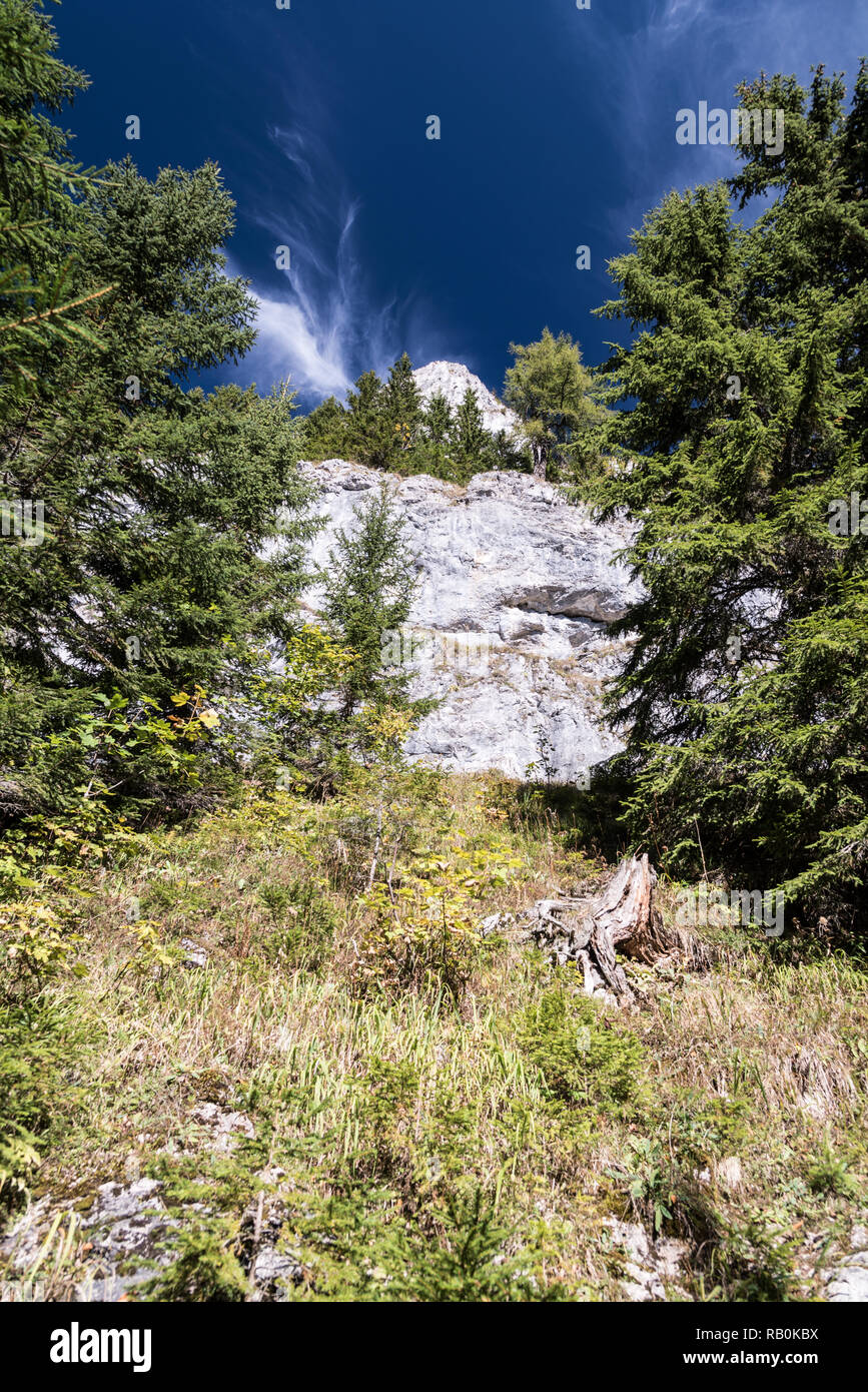 Bianche rocce calcaree con alberi intorno e bel cielo bellow OHniste hill in Nizke Tatry montagne in Slovacchia durante l'autunno Foto Stock