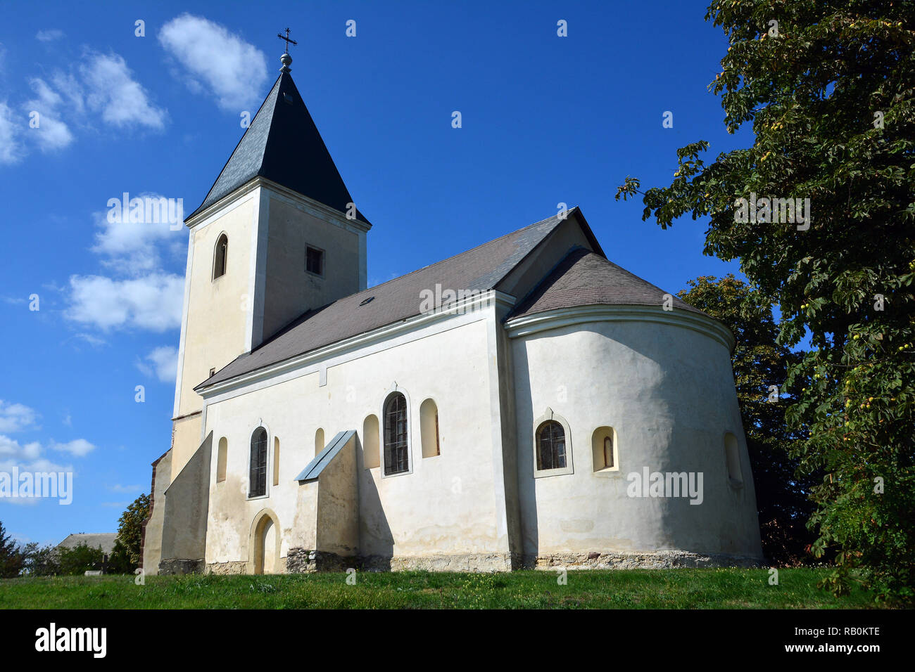 Xiii secolo San Stefano Chiesa cattolica romana in Szentkirályszabadja. 13. századi Szent István római katolikus templom Szentkirályszabadján. Foto Stock
