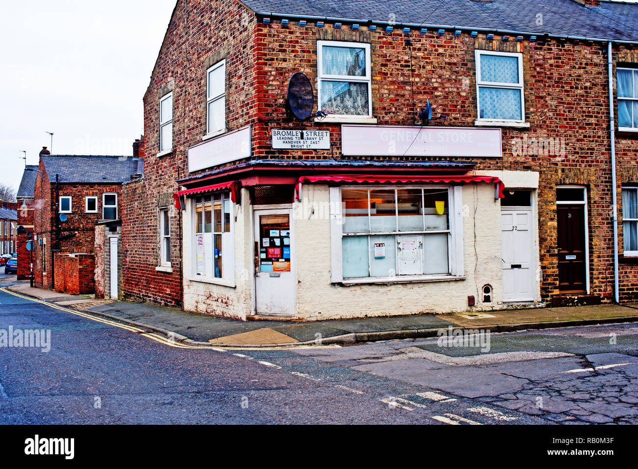 Magazzini Generali Corner shop, Bromley Street, York, Inghilterra Foto Stock