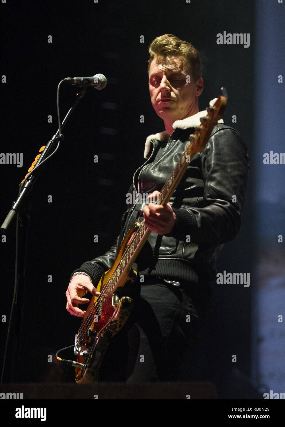 Bass Player - Dougie Payne da Fran Healy's band Travis suona presso il SSE Idro in Glasgow, UK. Il 21 Dicembre 2018 Foto Stock