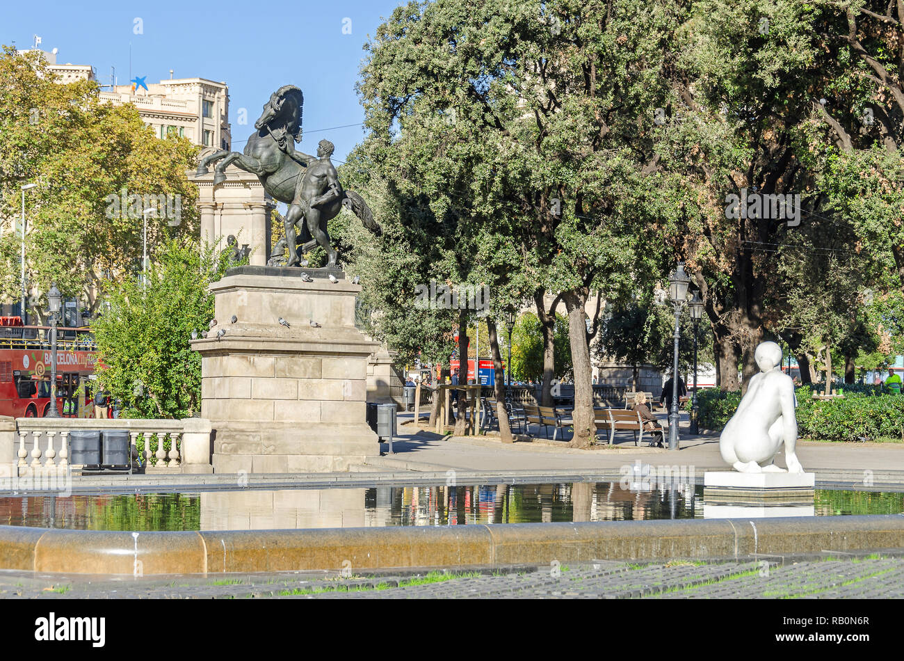 Barcellona, Spagna - 10 Novembre 2018: Placa de Catalunya (Piazza Catalonia) con un neoclassico statua equestre, Josep Llimona la scultura Foto Stock