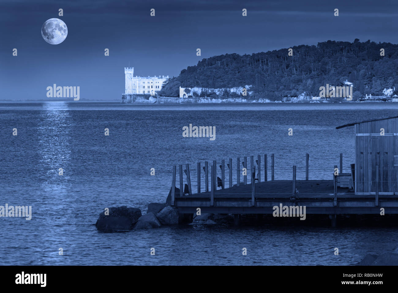 Il castello di Miramare a Trieste, Italia, in una notte di luna piena Foto Stock