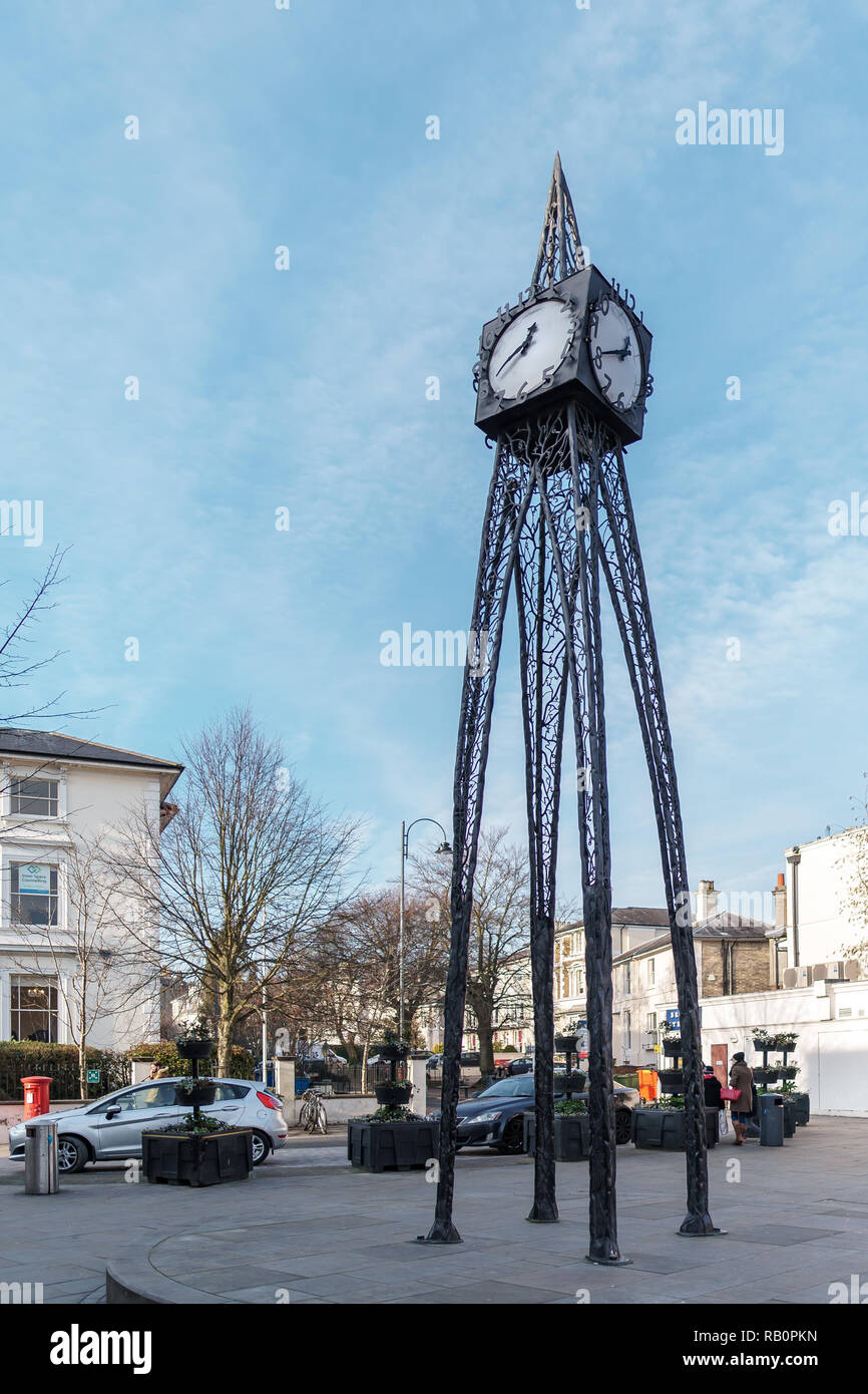 TUNBRIDGE WELLS, KENT/UK - Gennaio 4 : vista del millennio modernistica orologio a Royal Tunbridge Wells shopping center il 4 gennaio 2019. Tre persone non identificate Foto Stock