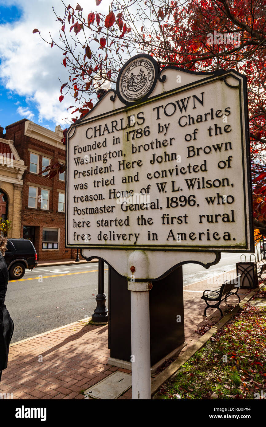 Charles Town, WV, Stati Uniti d'America - 3 Novembre 2018: Il Charles Town storico segno marcatore situato nel downtown area del West Virginia City. Foto Stock