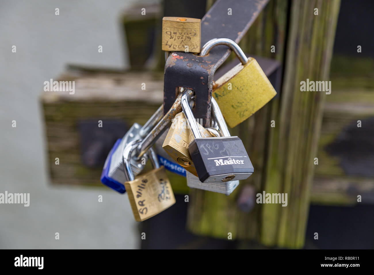 Harpers Ferry, WV, Stati Uniti d'America - 3 Novembre 2018: Closeup dell amore si blocca sulla Appalachian trail attraversando il fiume Shenandoah bridge. Foto Stock