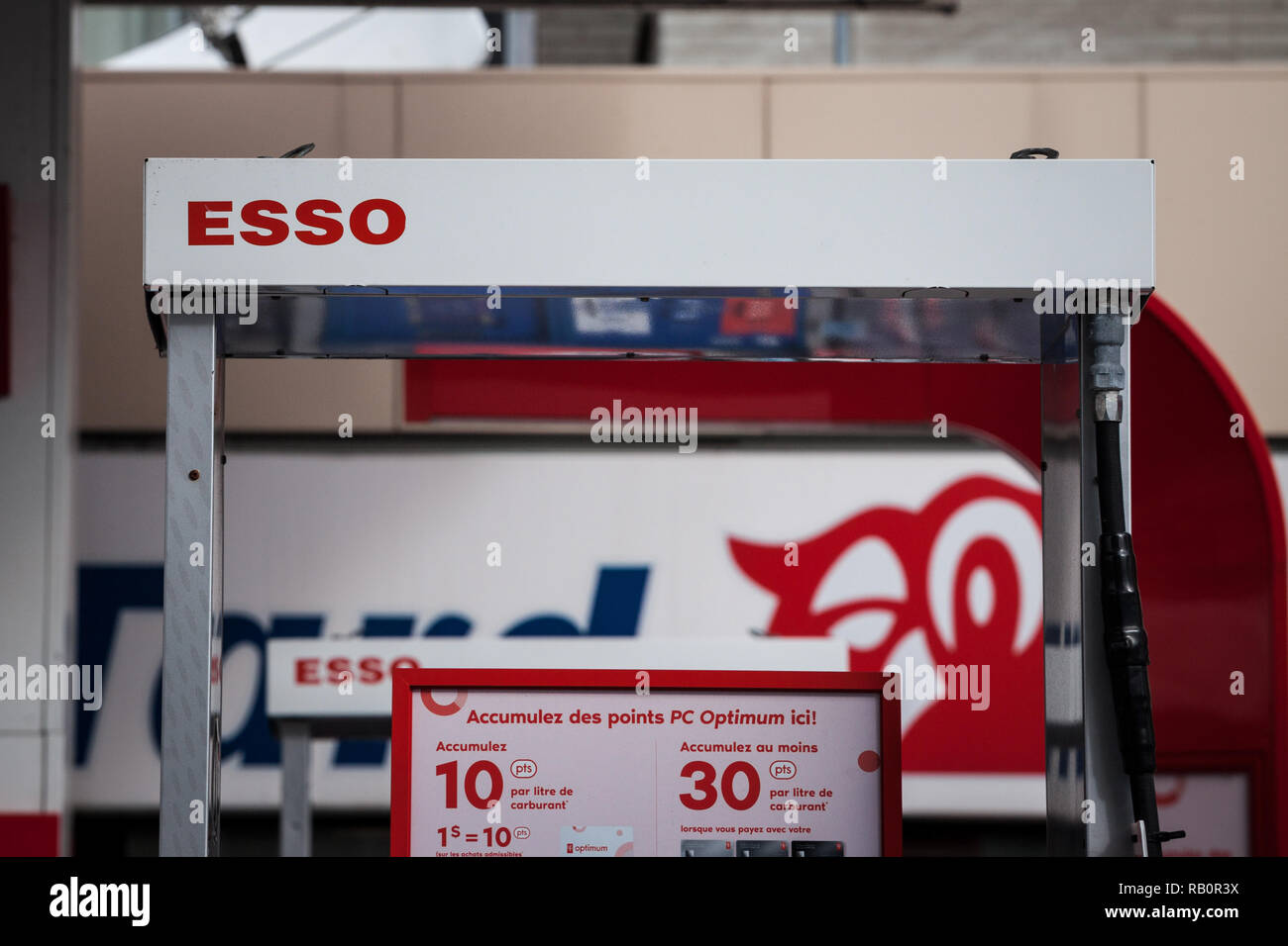 MONTREAL, Canada - 3 Novembre 2018: Esso logo nella parte anteriore di una delle loro stazioni di gas in Canada. Esso è uno del petrolio la produzione e le vendite di crusca Foto Stock