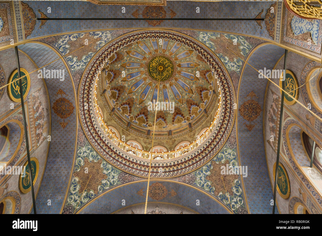 Ornato soffitto decorato della moschea di Aksaray, Laleli, Istanbul, Turchia. Foto Stock