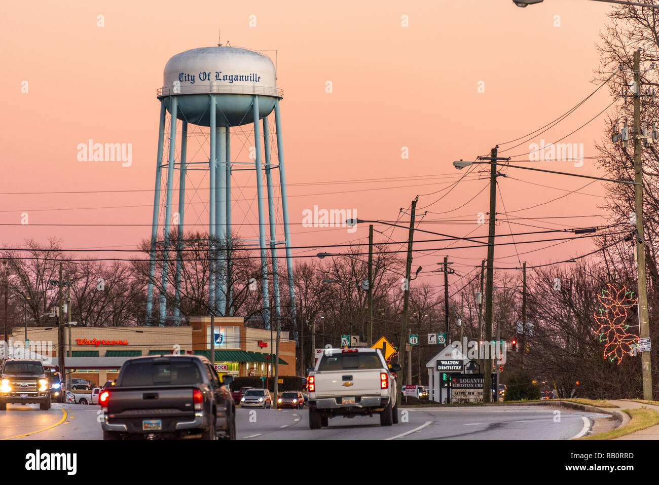 Città di Loganville, Georgia water tower con traffico di sera sulla autostrada di Atlanta. (USA) Foto Stock