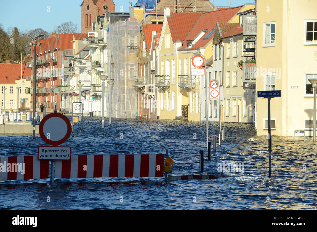 Sonderborg, Danimarca - 2 Gennaio 2019: mareggiata con alti livelli di acqua lungo il fronte del porto della città. Foto Stock