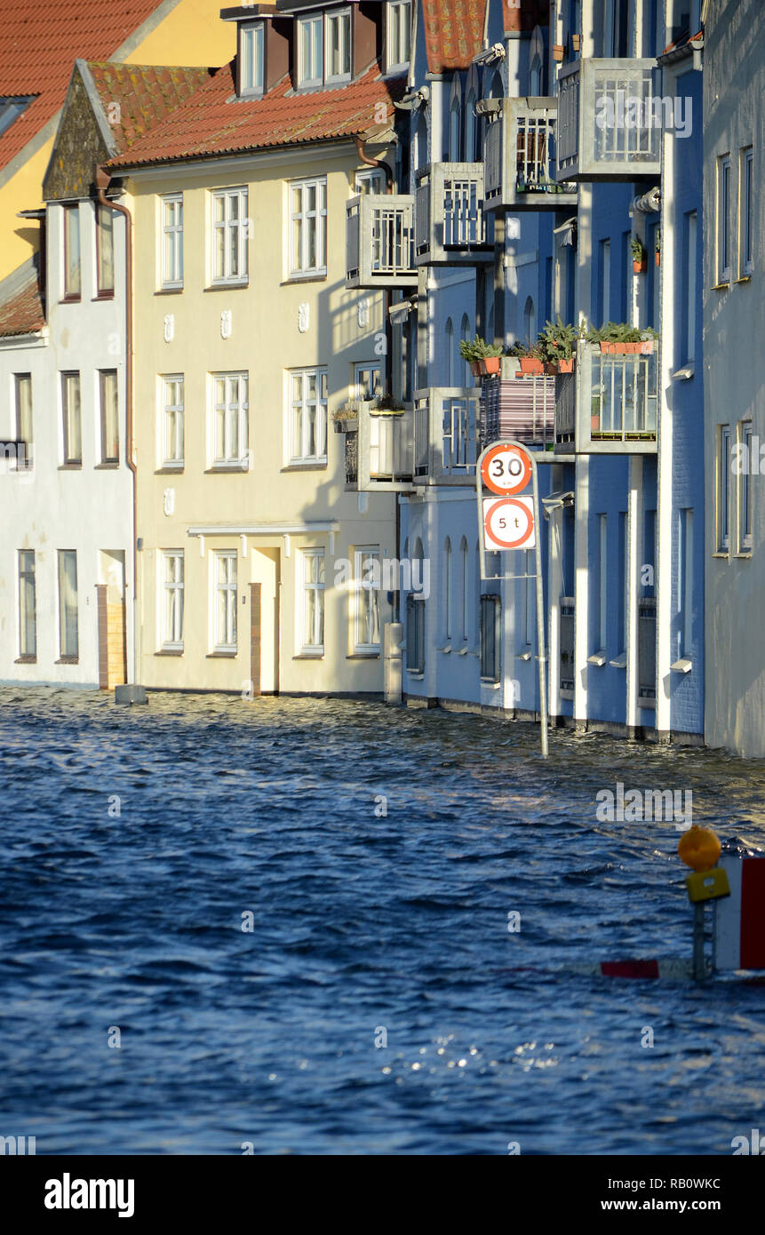 Sonderborg, Danimarca - 2 Gennaio 2019: mareggiata con alti livelli di acqua lungo il fronte del porto della città. Foto Stock