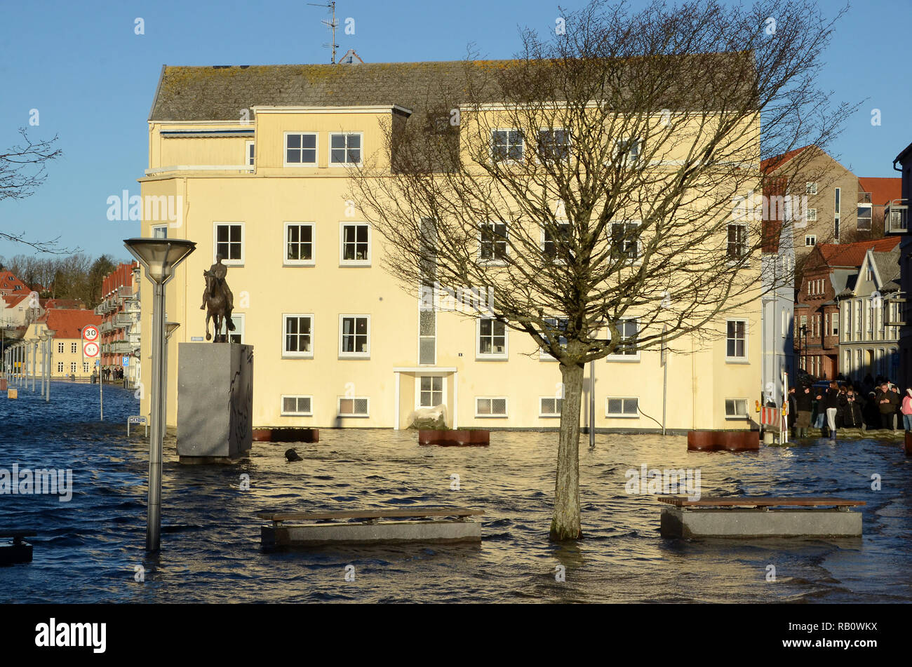 Sonderborg, Danimarca - 2 Gennaio 2019: mareggiata con alti livelli di acqua lungo il fronte del porto della città. Foto Stock