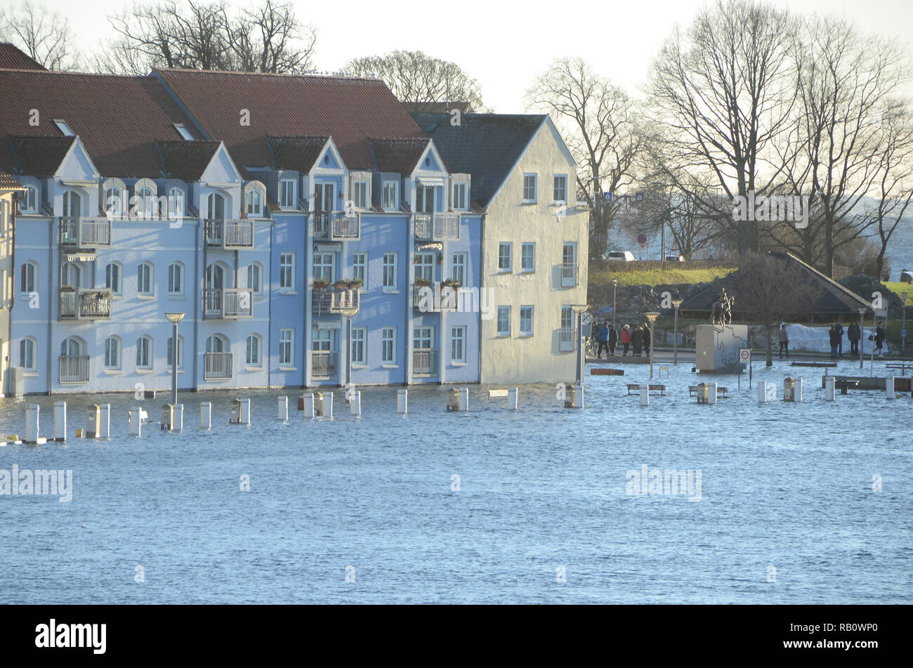 Sonderborg, Danimarca - 2 Gennaio 2019: mareggiata con alti livelli di acqua lungo il fronte del porto della città. Foto Stock