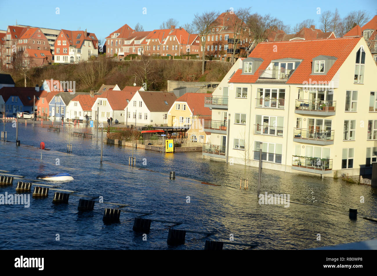 Sonderborg, Danimarca - 2 Gennaio 2019: mareggiata con alti livelli di acqua lungo il fronte del porto della città. Foto Stock