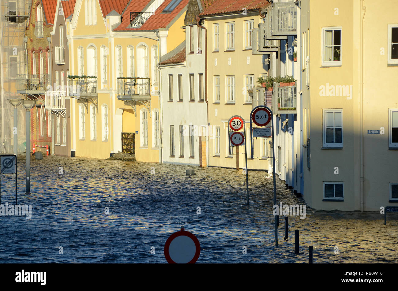 Sonderborg, Danimarca - 2 Gennaio 2019: mareggiata con alti livelli di acqua lungo il fronte del porto della città. Foto Stock