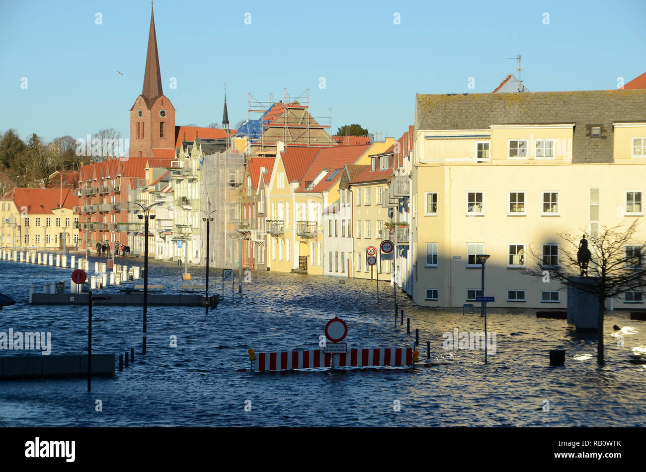 Il garbor volto di una città durante una mareggiata Foto Stock