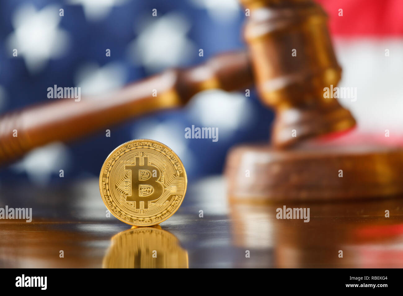 Bitcoin e giudice martello sulla bandiera degli Stati Uniti sullo sfondo. Foto Stock