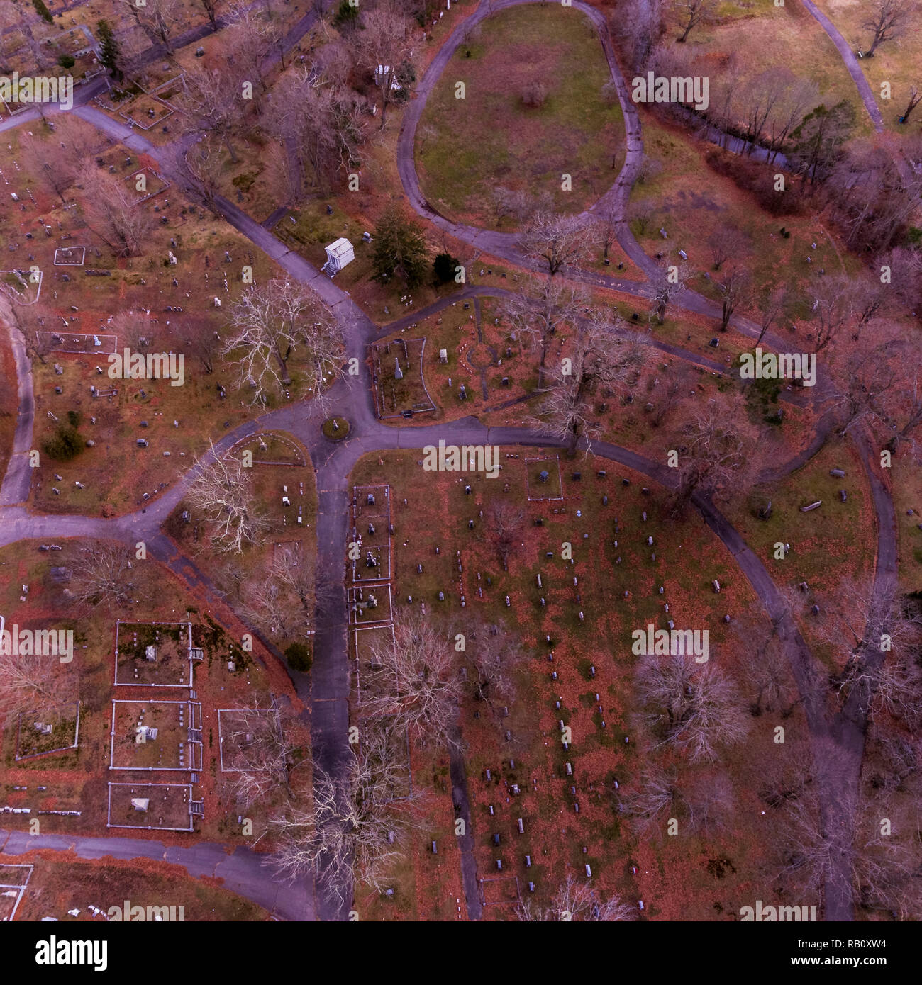 Un' antenna o Eagle Eye drone colpo di un cimitero locale, che belle forme, per un luogo di riposo, Foto Stock