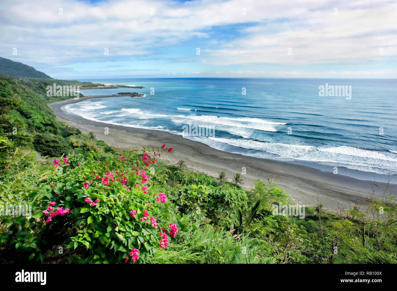 Taiwan vista oceano selvaggio con fiori di bouganville sul crinale. Foto Stock