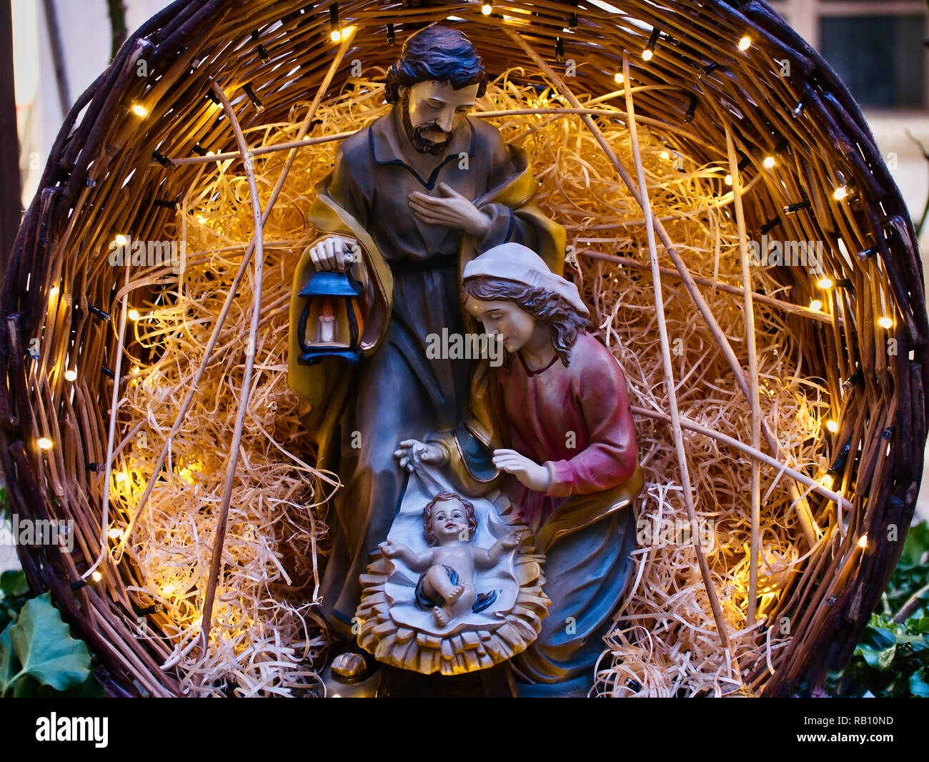 Presepe Gesù bambino statua vicino la mangiatoia simbolo della famiglia Foto Stock