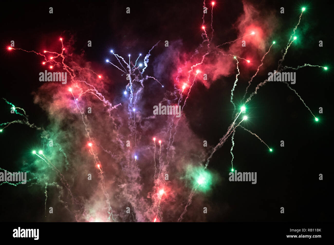 Multi-colore di fuochi d'artificio e fumo nel cielo di Center Parcs nuovo anno celebrazione Foto Stock