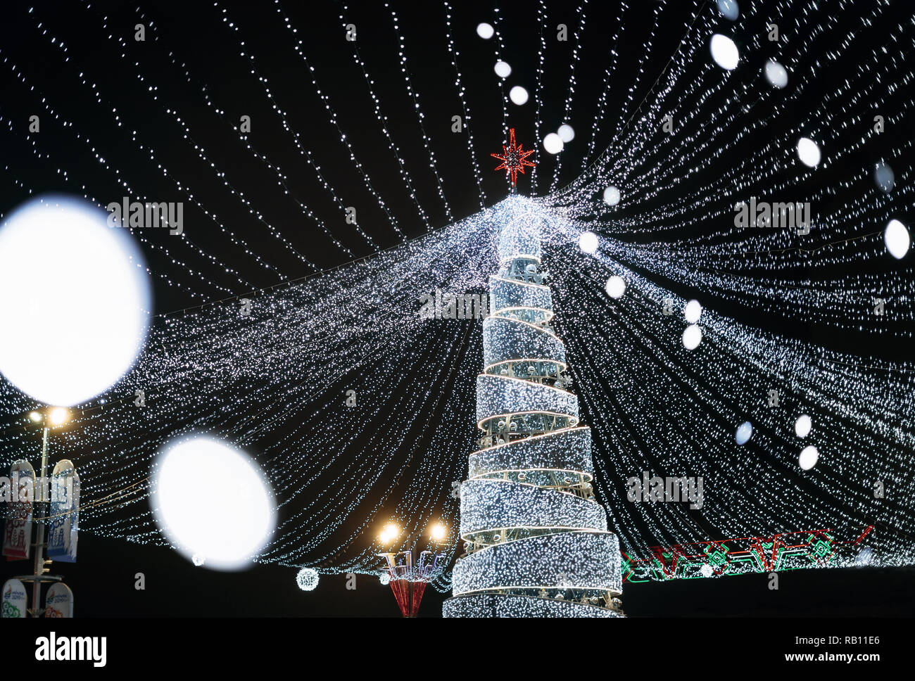 Minsk, Bielorussia - 28 dicembre 2018: la vista di un albero di Natale 2019 a Pobediteley avenue a Minsk, Bielorussia Foto Stock