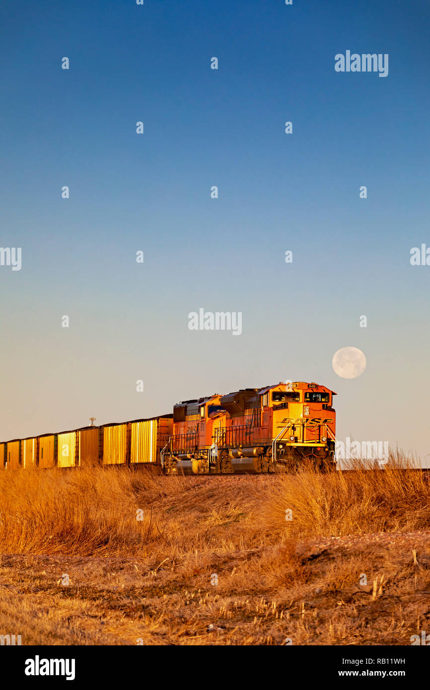 Il Cairo, Nebraska - UN BNSF carbone treno in colline di sabbia del Nebraska. Ogni giorno, come molti come 100 treni di carbone, ciascuno di circa un miglio di lunghezza, consegnare il carbone da Wyo Foto Stock
