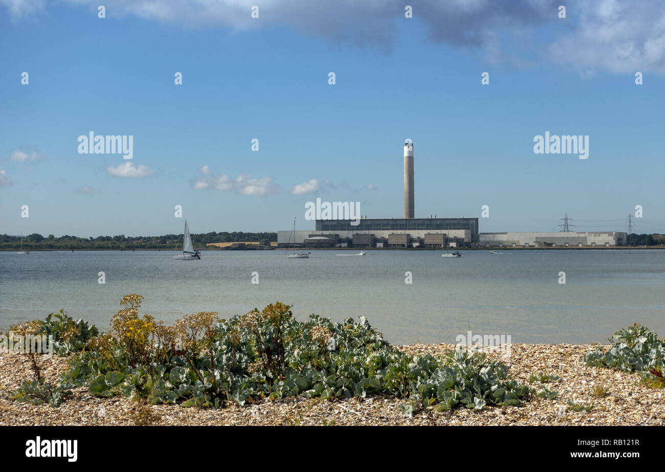 Vista da Halble Common Beach attraverso il Solent (Southampton Water) verso Fawley Refinery e Power Station a Southampton, Hampshire, Inghilterra, Regno Unito Foto Stock