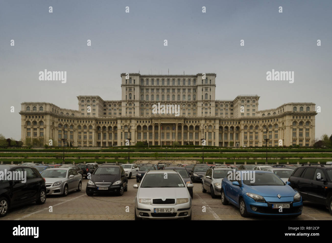 Bucarest, Bucahrest Romania, 16 aprile 2018 vista frontale con auto di fronte all'International Conference Centre - rumeno del Palazzo del Parlamento Foto Stock