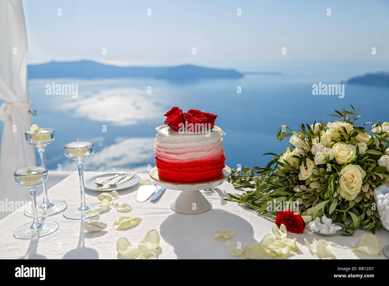 Torta di Nozze e fiori sullo sfondo del mare Foto Stock