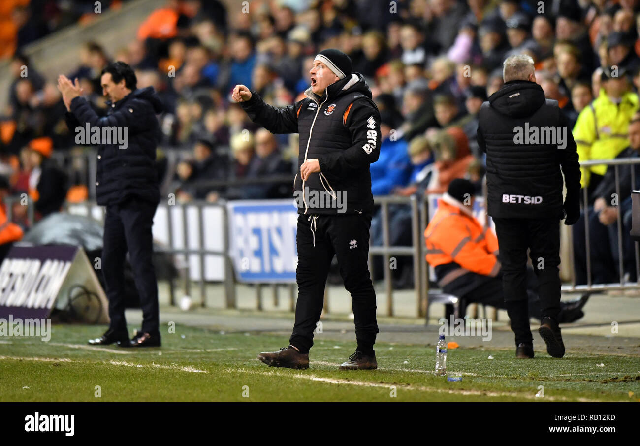 Correzione della didascalia, corretta didascalia dovrebbe leggere: Blackpool Assistant Manager Gary Brabin (centro) i gesti sul perimetro durante la Emirates FA Cup, terzo round corrispondono a Bloomfield Road e Blackpool. Foto Stock