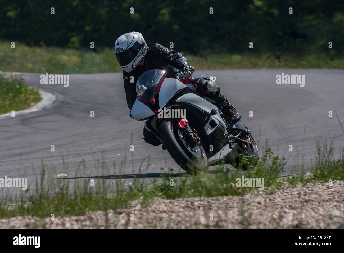 La motocicletta sportiva va veloce su una curva a gomito Foto Stock